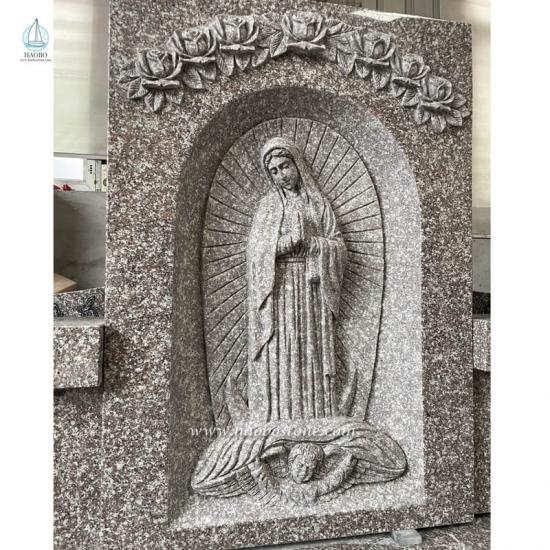 Grabstein aus Granit mit Jungfrau Maria
