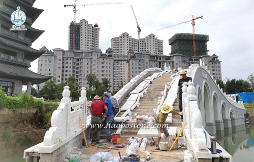 China weiße Marmorbogenbrücke und geschnitzte Geländer.